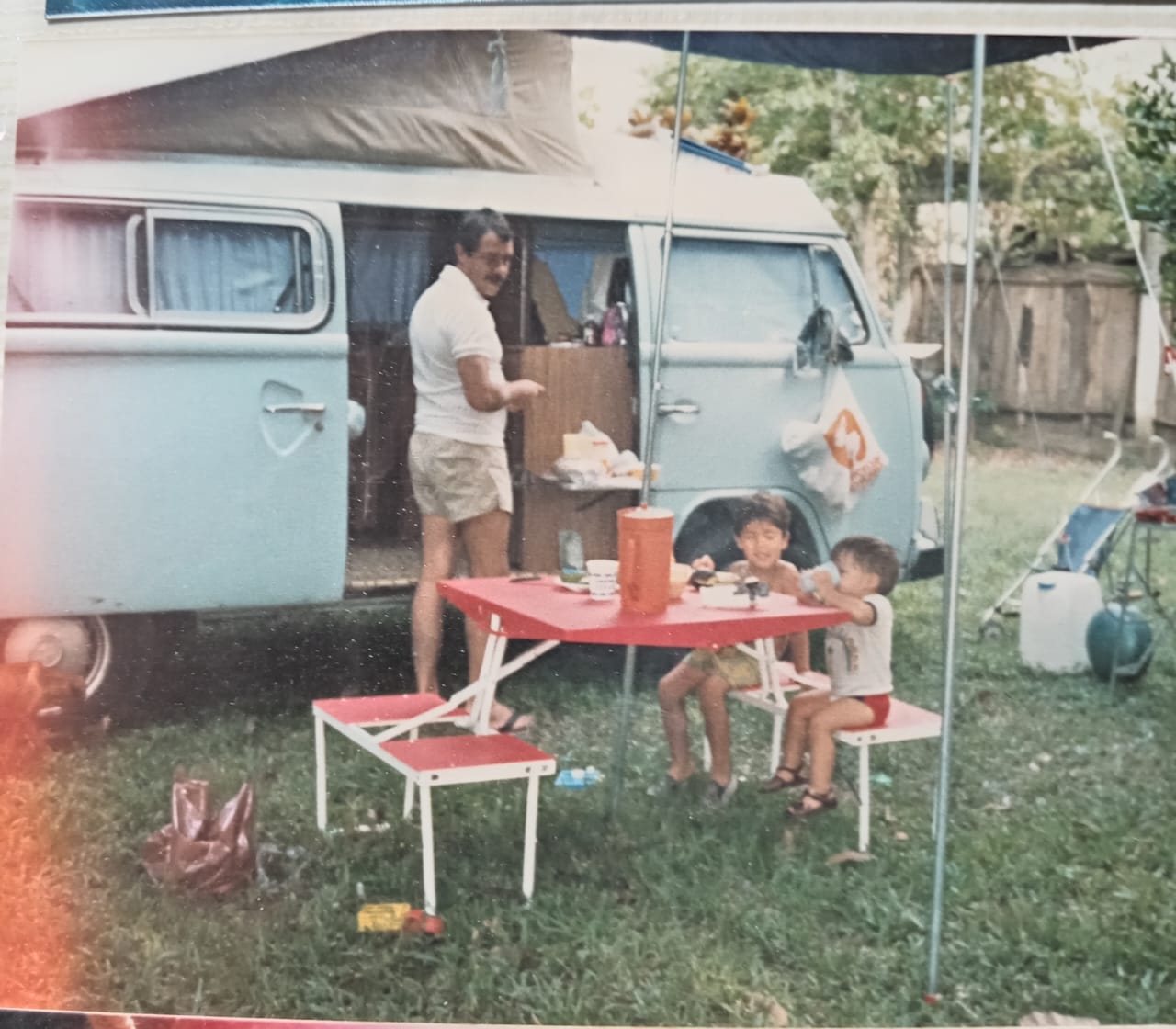 Combi donde acampaba Miguel con su familia cuando era niño