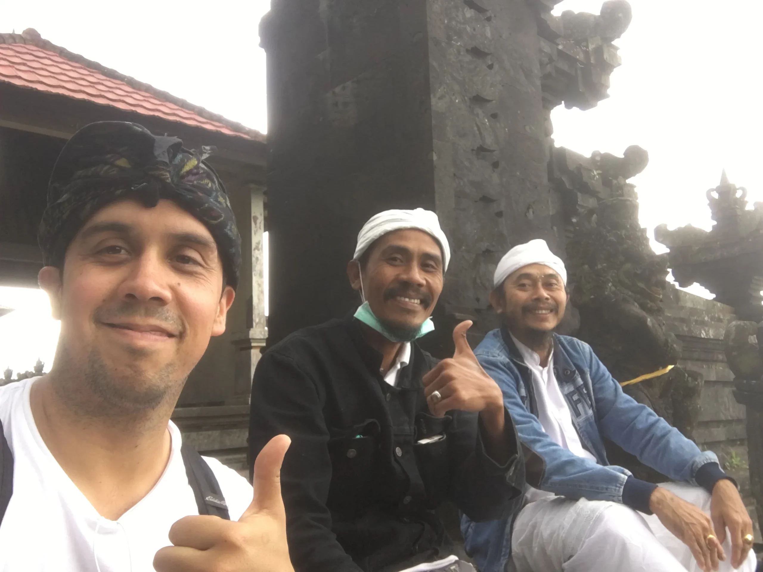 Miguel conviviendo con locales en Indonesia