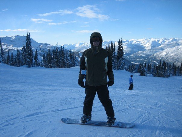 Miguel haciendo snowboard en Whistler