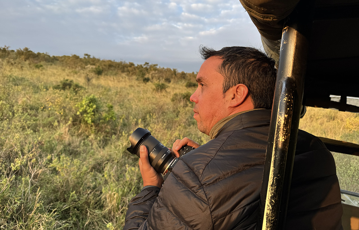 Miguel tomando fotos durante un safari en África