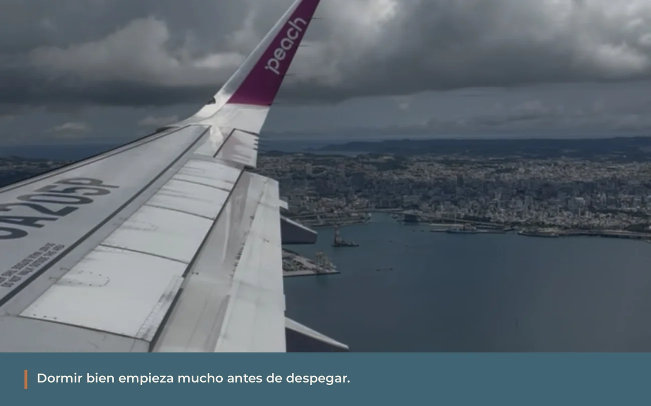 Vista del ala de un avión sobre el mar, cómo dormir en un avión en vuelos largos