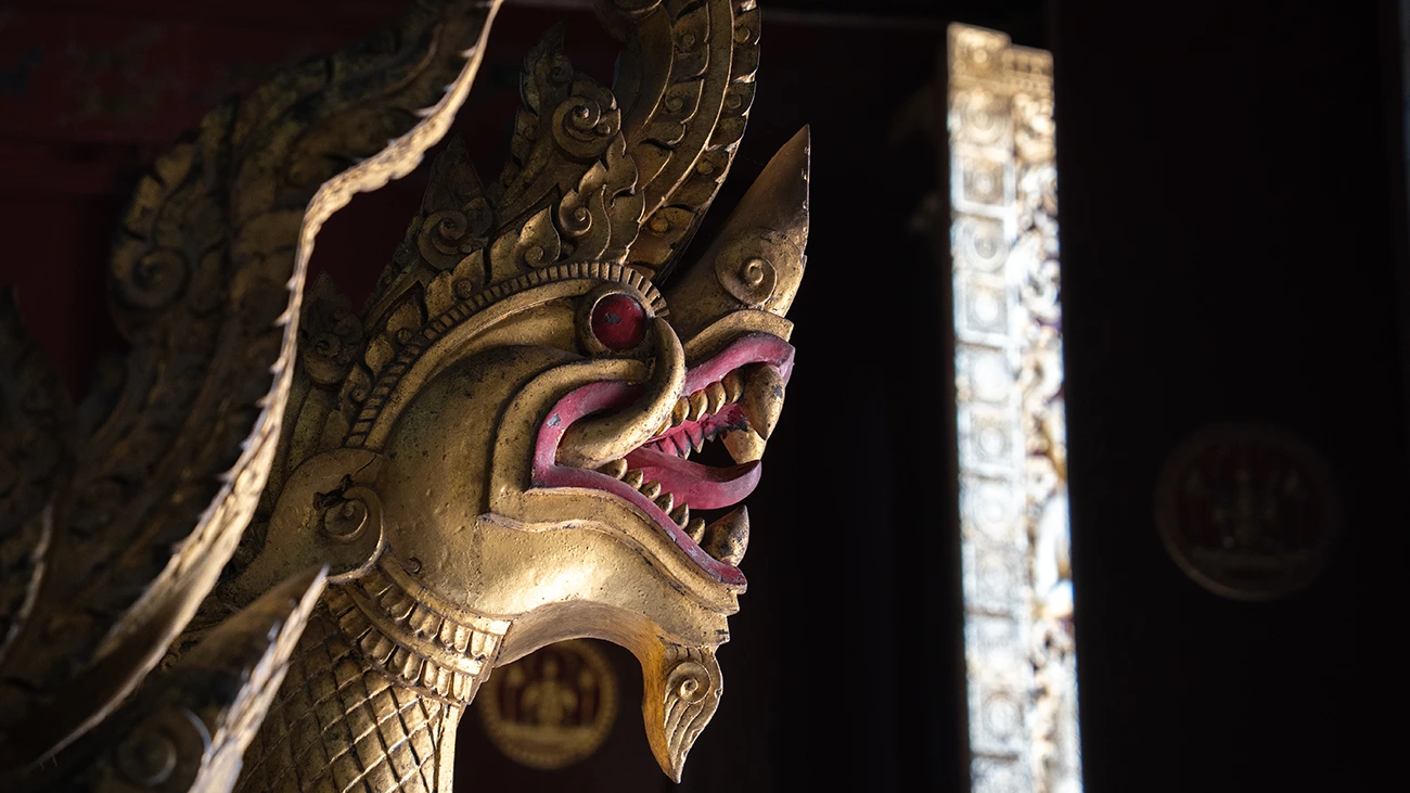 Talla de una Naga en un templo de Laos