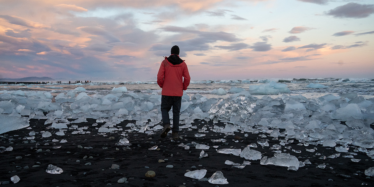 Viajar solo en la playa de diamantes, Islandia